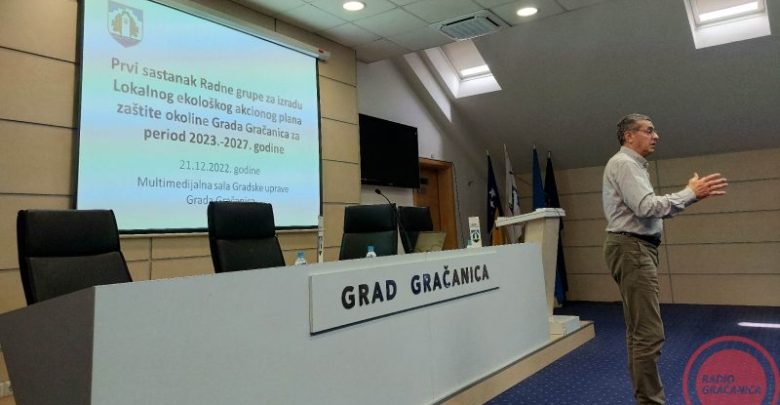 Održan prvi sastanak Radne grupe za izradu LEAP-a Grada Gračanica 2023.-2027. godina – .