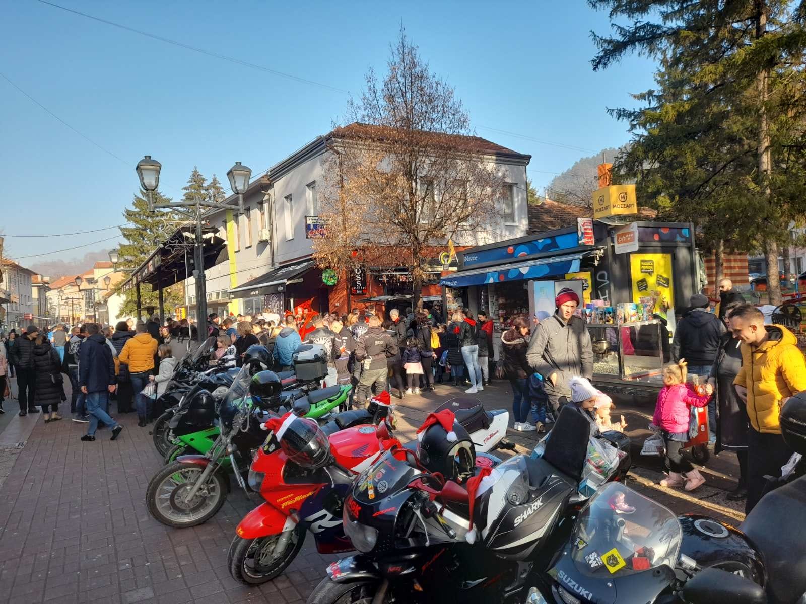 Može biti slika sljedećeg: 8 ljudi, motocikl, cesta i ulica