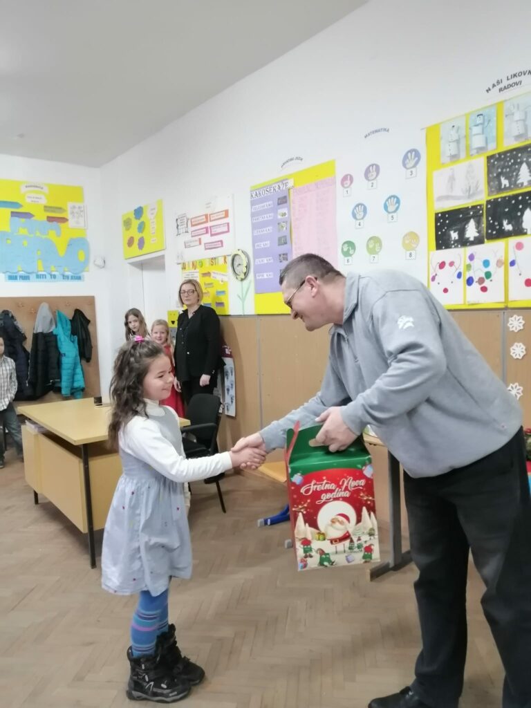 UG "Ponori" podijelili paketiće učenicima u G. Hrgovima