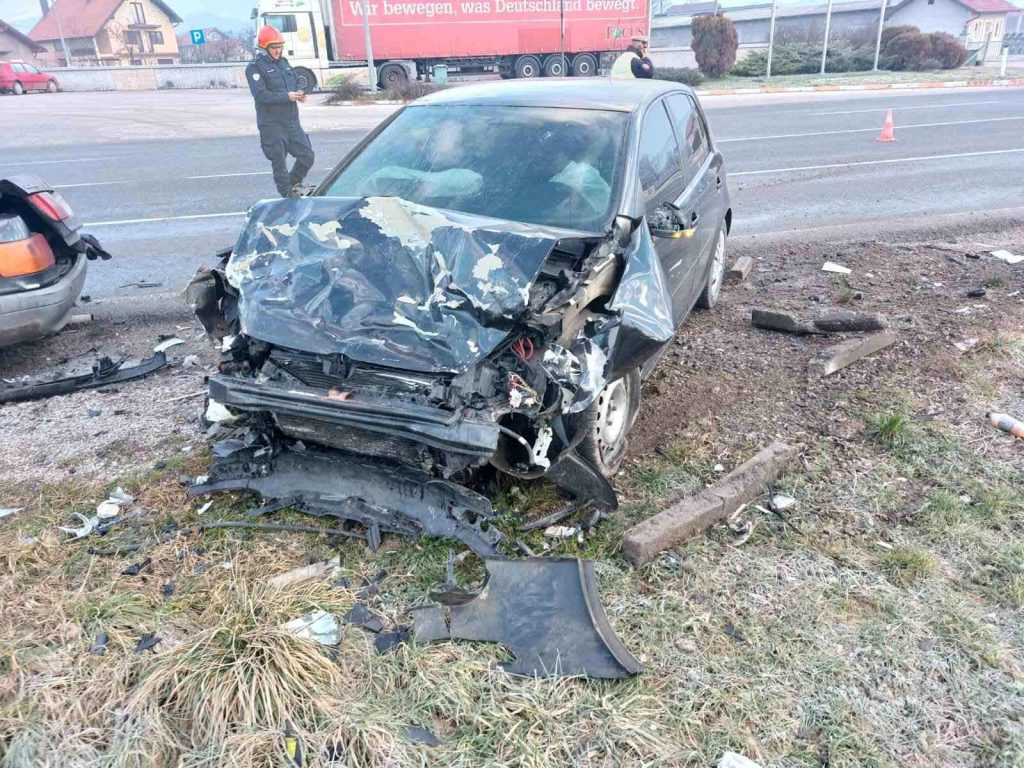 teška saobraćajna nesreća u vukovijama, jedna osoba poginula (foto)