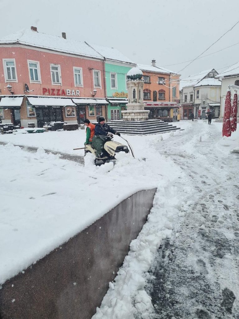 (Foto) Radnici “Komunalca” uklanjaju snijeg sa saobraćajnica, trotoara, mostova, stepeništa,….. |