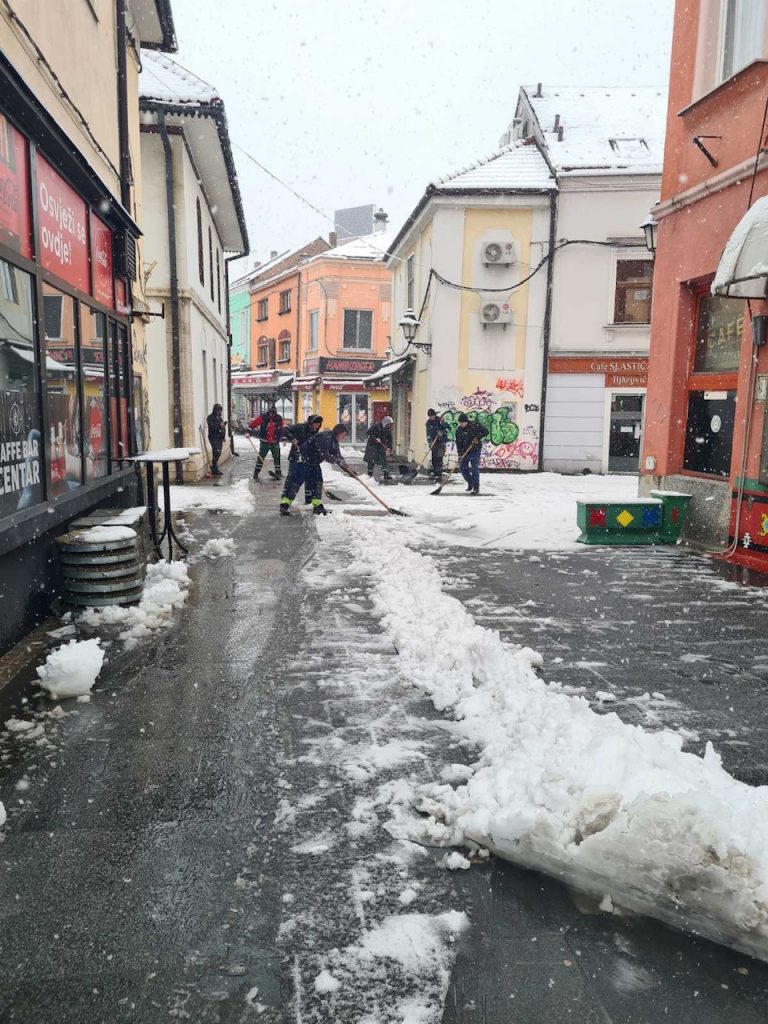 (Foto) Radnici “Komunalca” uklanjaju snijeg sa saobraćajnica, trotoara, mostova, stepeništa,….. |