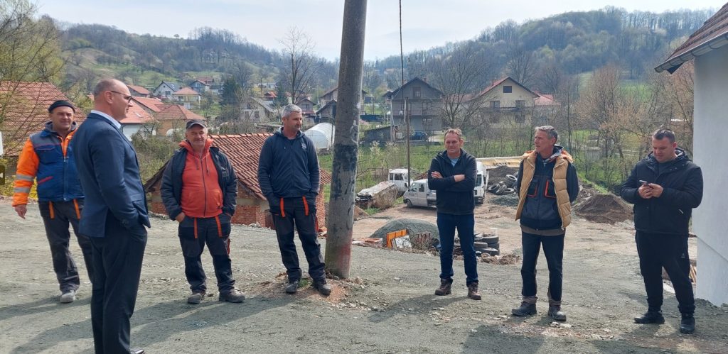 (Foto) Radovi na sanaciji dijela ulice Kozlovačke čete u Mjesnoj zajednici Centar i u naselju Grabovica  |