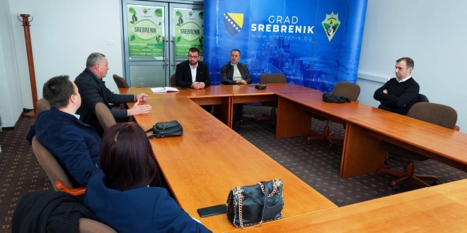 gradonačelnik srebrenika održao sastanak sa direktorima osnovnih škola i msš srebrenik – radio studio d ::: 99,40 i 97,40 fm