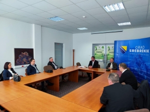 gradonačelnik srebrenika održao sastanak sa direktorima osnovnih škola i msš srebrenik – radio studio d ::: 99,40 i 97,40 fm