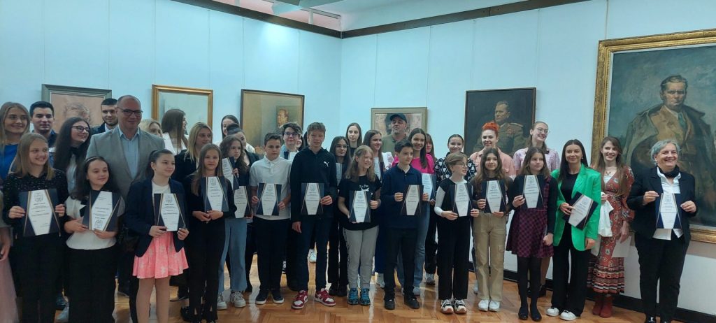 Gradonačelnik Lugavić uručio nagrade Grada Tuzle učenicima, studentima i sportistima za ostvaren natprosječan uspjeh u prethodnoj godini (VIDEO/FOTO) |