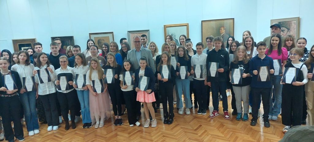 Gradonačelnik Lugavić uručio nagrade Grada Tuzle učenicima, studentima i sportistima za ostvaren natprosječan uspjeh u prethodnoj godini (VIDEO/FOTO) |