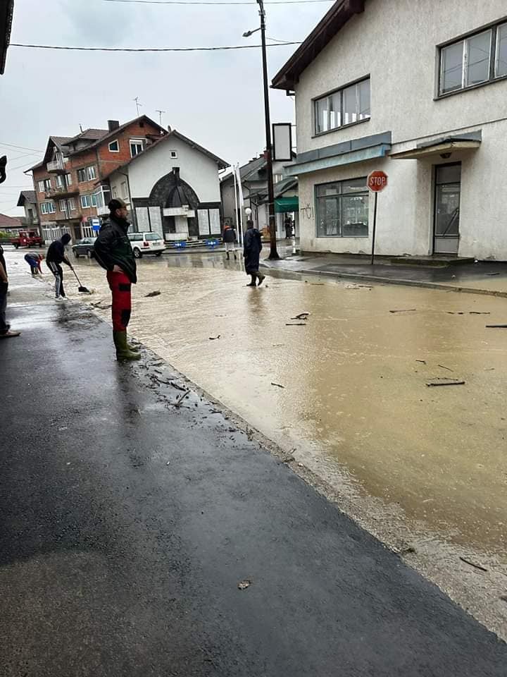 U Čeliću poplavljeni stambeni objekti, putevi i mostovi (FOTO)