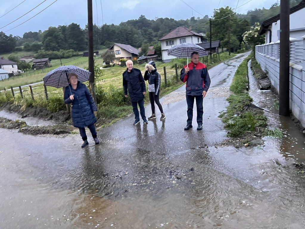 Poplave i klizišta u Tuzlanskom kantonu: Najteže u Čeliću, Živinicama, Lukavcu, Gračanici, Gradačcu, Doboj Istoku, Tuzli i Banovićima (FOTO) |