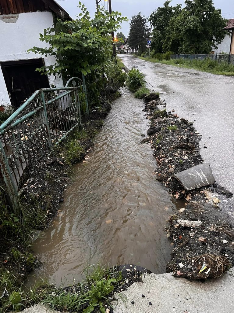 Poplave i klizišta u Tuzlanskom kantonu: Najteže u Čeliću, Živinicama, Lukavcu, Gračanici, Gradačcu, Doboj Istoku, Tuzli i Banovićima (FOTO) |