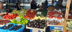Obišli smo Gradsku pijacu Živinice: Cijene nikad veće, voće i povrće se kupuje na komad