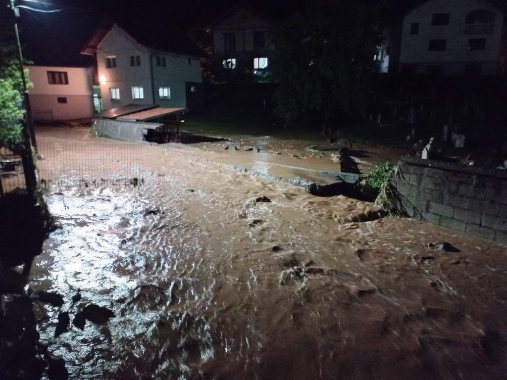 Vanredno stanje u Teočaku: Vodena bujica nosila sve pred sobom (FOTO/VIDEO)