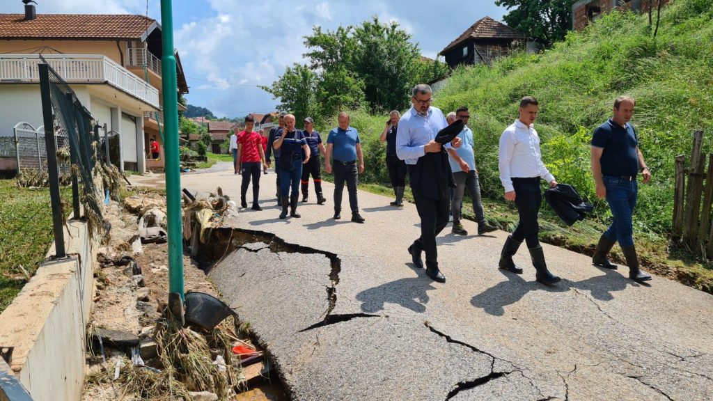 Premijer TK Irfan Halilagić u Teočaku: “Obavezni smo pomoći na sve načine” (FOTO)