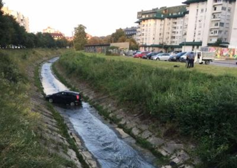 Greškom vozačice: Automobil završio u koritu rijeke Jale