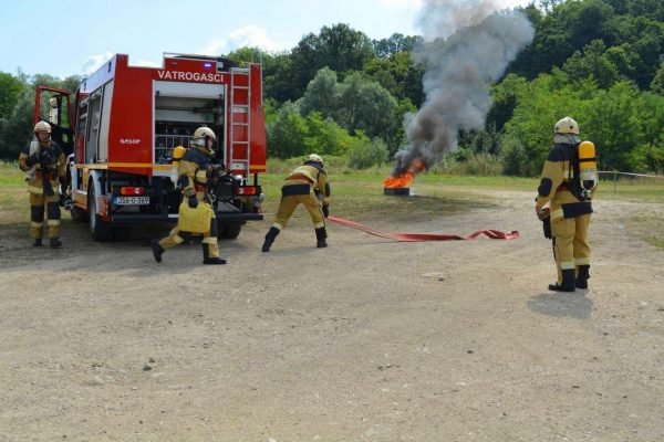 Upriličena pokazna vježba gašenja požara za članove vatrogasnih društava iz pet majevičkih općina