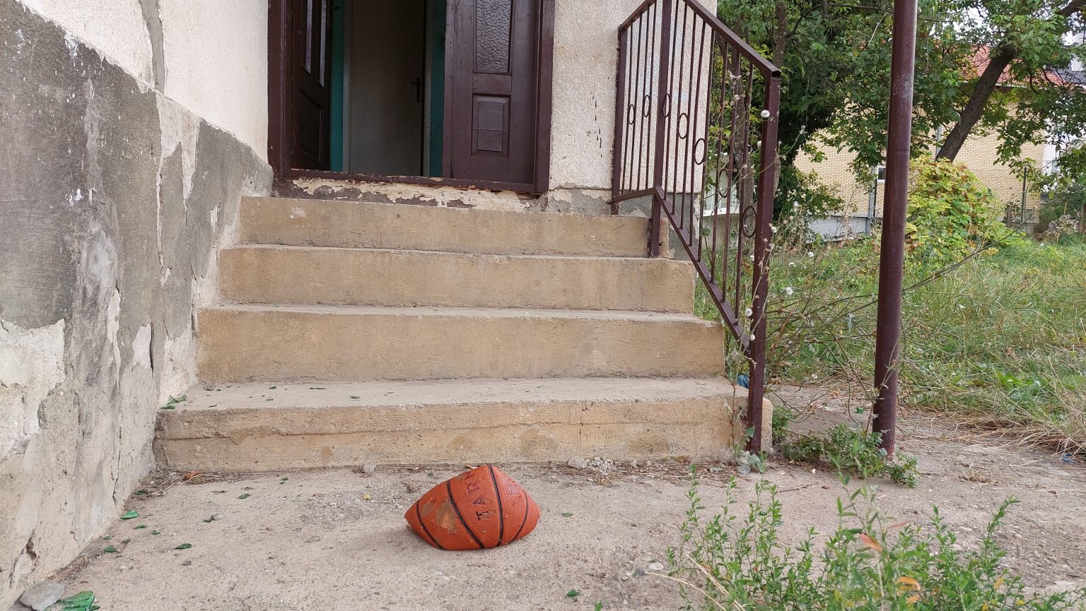 morbidno: isječenu košarkašku loptu bacili ispred kuće edina salaharevića