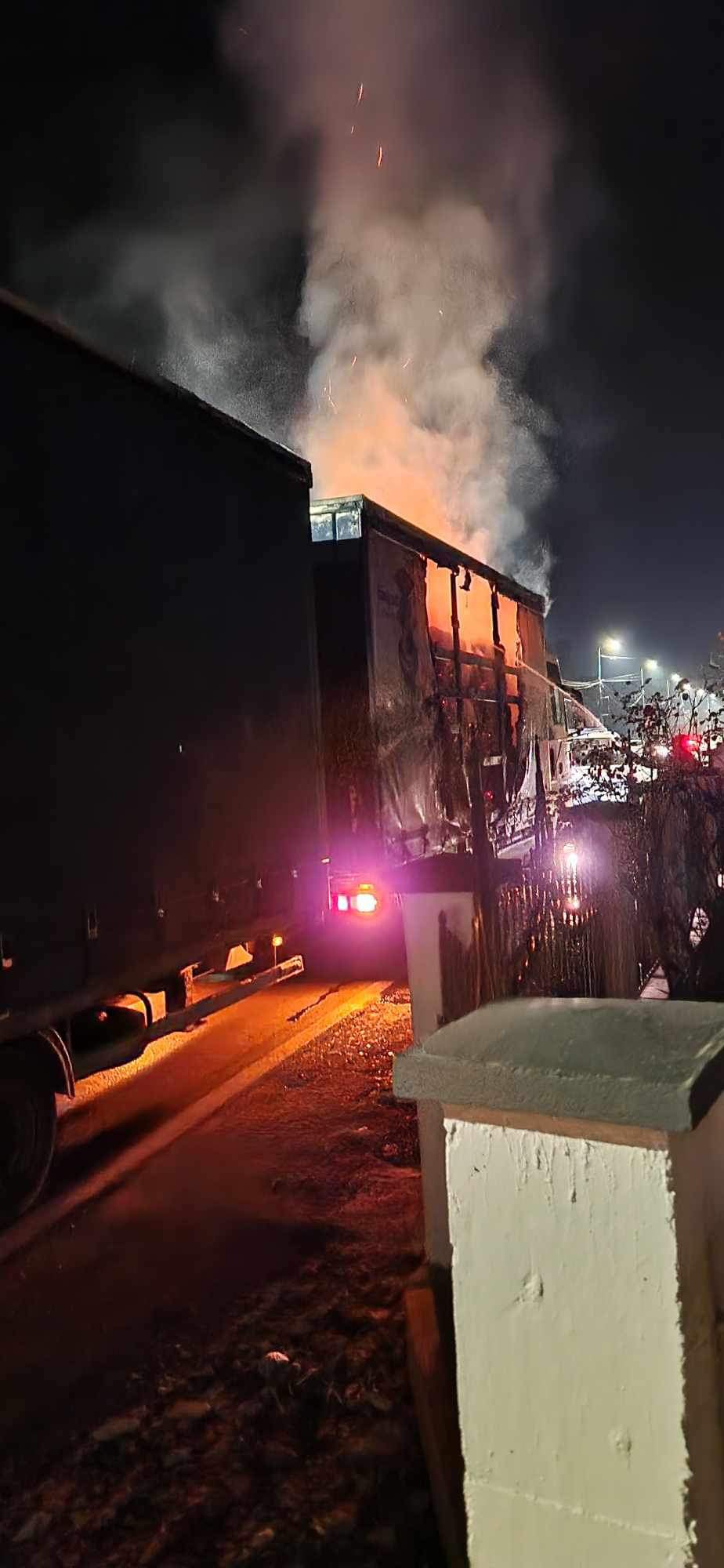 foto&video/ kalesijski vatrogasci brzom intervencijom ugasili požar na kamionu na glavnoj saobraćajnici
