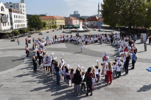 mali i veliki filantropi na trgu slobode u tuzli: 200 mališana iz tuzle poslalo poruku dobrote i ljubavi –