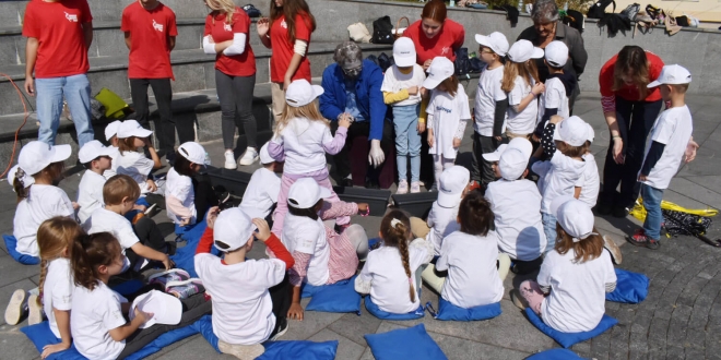 mali i veliki filantropi na trgu slobode u tuzli: 200 mališana iz tuzle poslalo poruku dobrote i ljubavi –