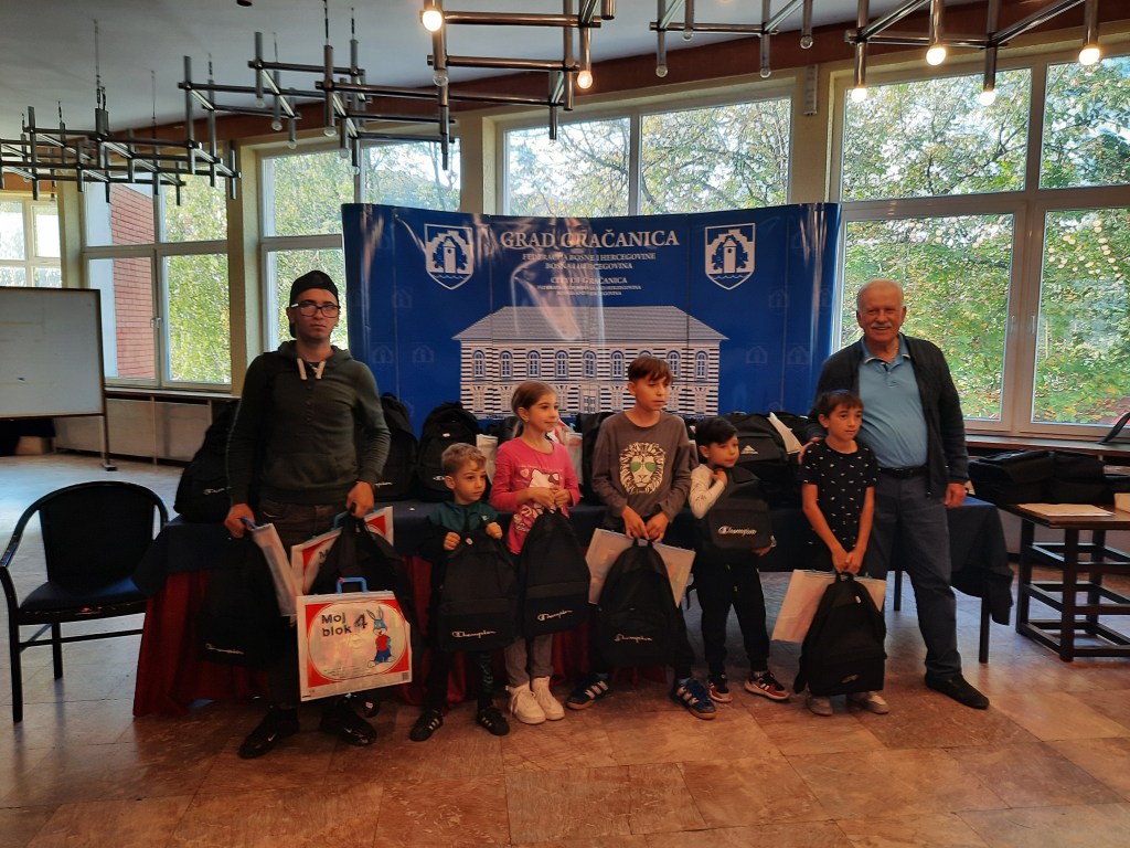 podijeljeni ruksaci i školski pribor za djecu romske nacionalnosti –