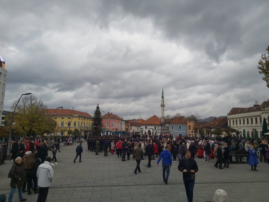 U Tuzli svečanim defileom obilježen Dan državnosti Bosne i Hercegovine (FOTO)