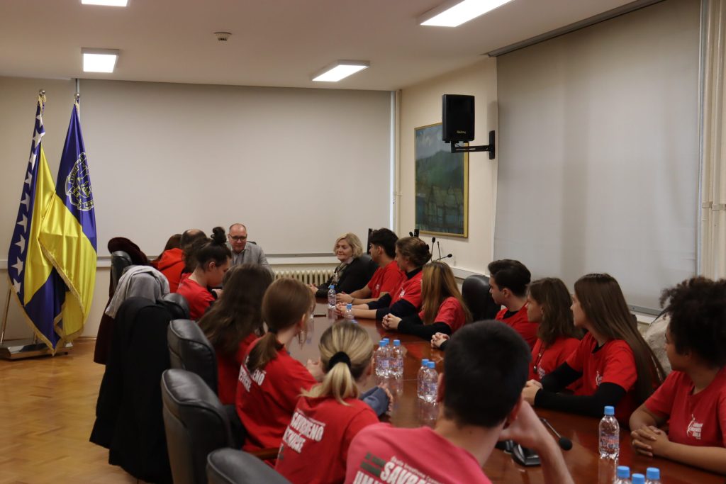 gradonačelnik lugavić primio učenike i profesore savremeno – umjetničke škole u tuzli, dobitnike dva međunarodna priznanja (foto)