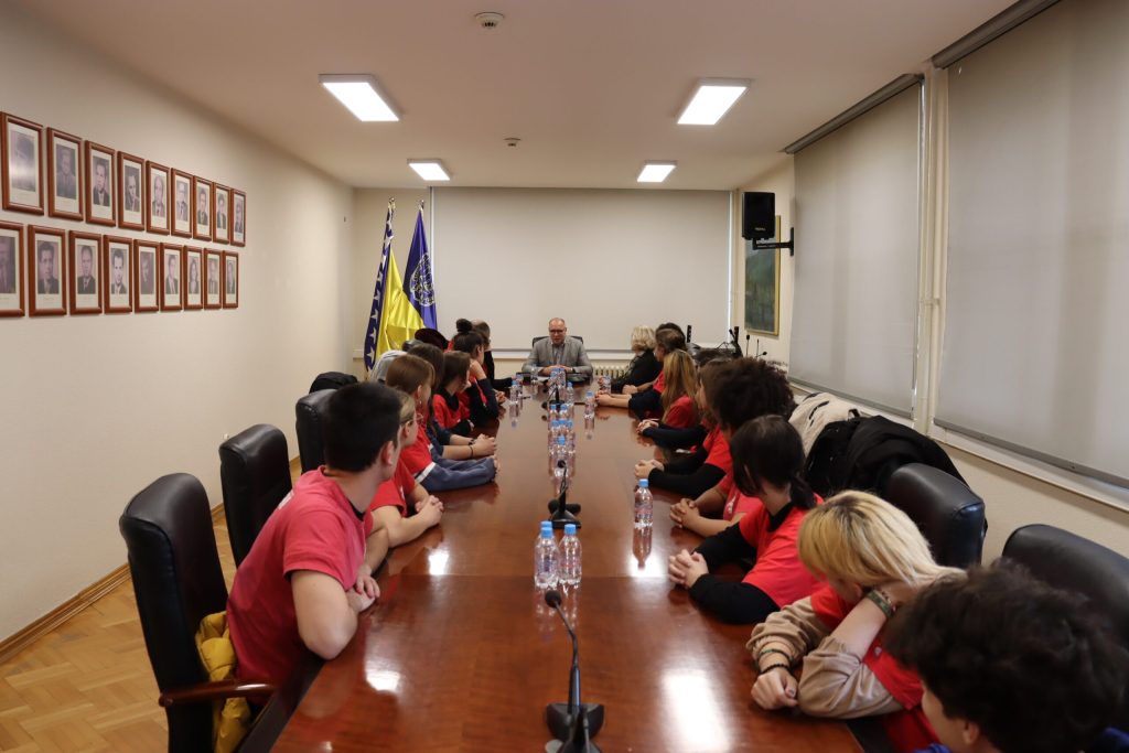 gradonačelnik lugavić primio učenike i profesore savremeno – umjetničke škole u tuzli, dobitnike dva međunarodna priznanja (foto)