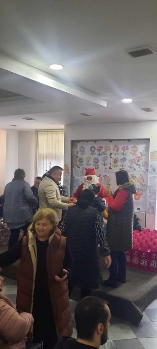 Gradonačelnik Živinica uručio 90 novogodišnjih paketića za Centar Vrati mi osmje