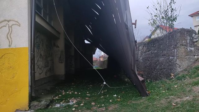 Jak vjetar uništio krov fiskultarne sale Osnovne škole “Dr. Safvet-beg Bašagić” u Gradačacu