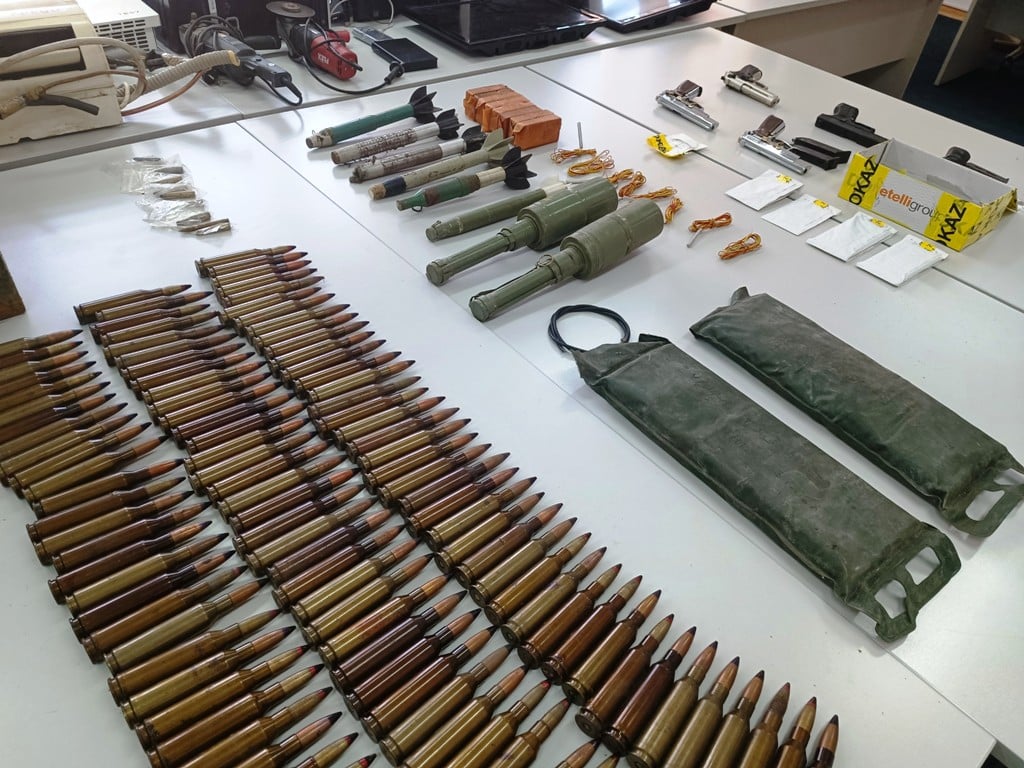 u policijskoj akciji u tk uhapšeno više osoba, pronađena veća količina oružja (foto)