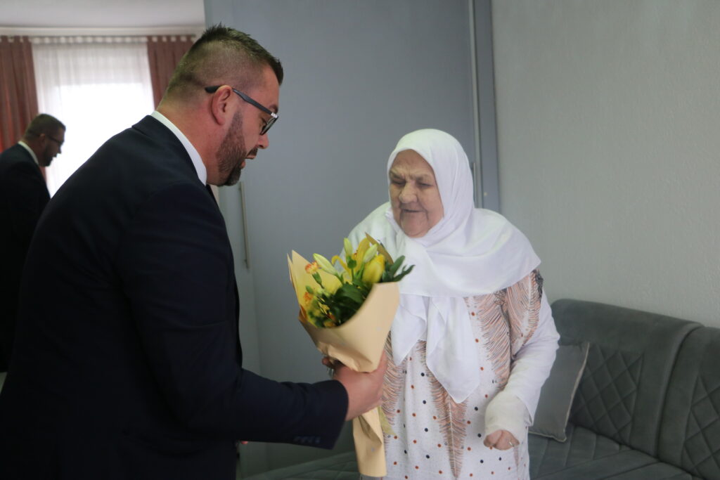 Gradonačelnik Srebrenika Adnan Bjelić upriličio prijeme povodom Dana žena,posjetio i heroinu Fatu Orlović