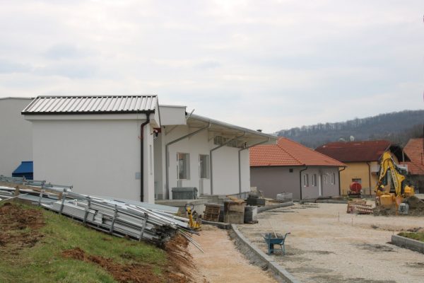 U toku radovi na vanjskom uređenju poslovne zone u Bilalićima (FOTO)