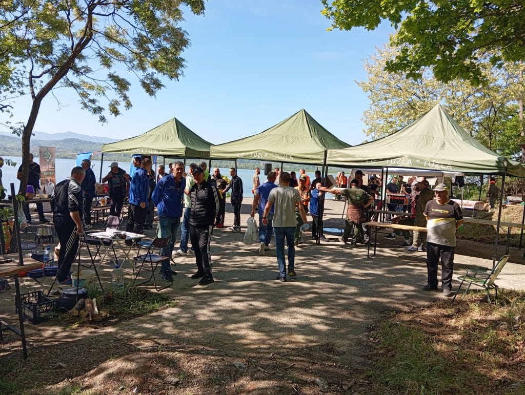 uspješna proljetna akcija čišćenja obale jezera modrac okupila više od 400 građana u naselju kiseljak