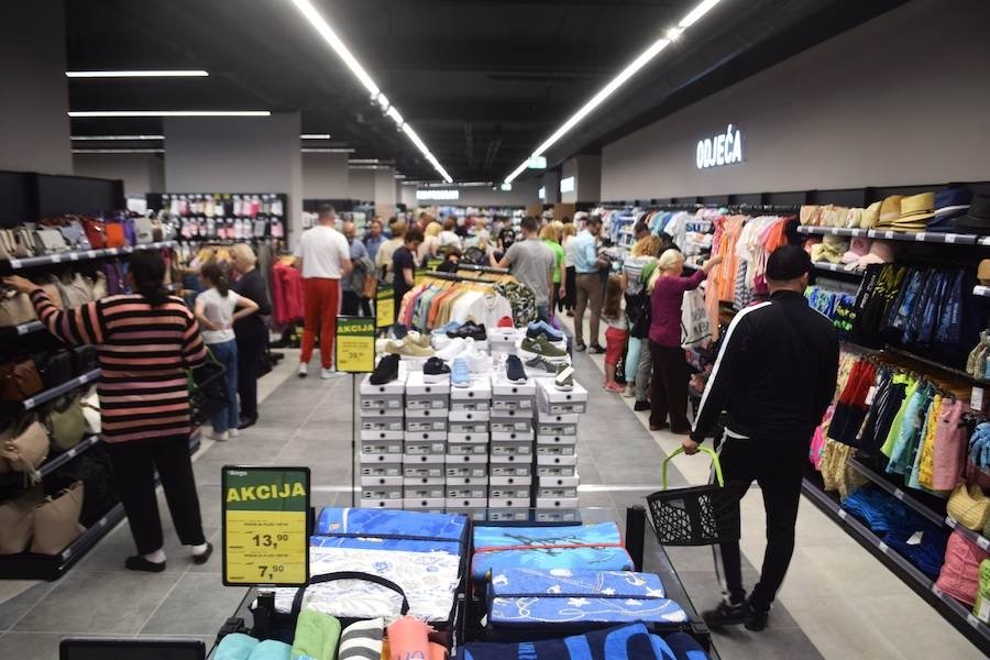 u centru tuzle svečano otvoren novi hipermarket bingo