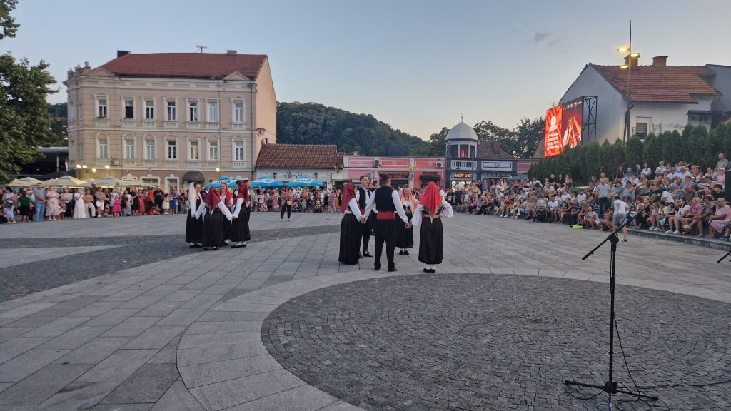 Na Trgu slobode otvorena izložba “Narodne nošnje regiona” (FOTO) na trgu slobode otvorena izložba “narodne nošnje regiona” (foto)