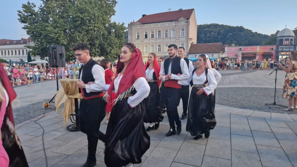 Na Trgu slobode otvorena izložba “Narodne nošnje regiona” (FOTO) na trgu slobode otvorena izložba “narodne nošnje regiona” (foto)