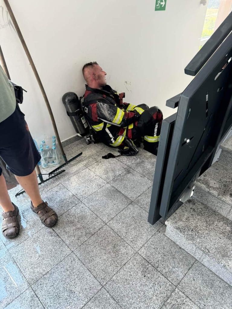 Nakon požara u zgradi u Tuzli ostalo je zgarište, vatrogasci iznemogli poslije gašenja vatre (FOTO) nakon požara u zgradi u tuzli ostalo je zgarište, vatrogasci iznemogli poslije gašenja vatre (foto)