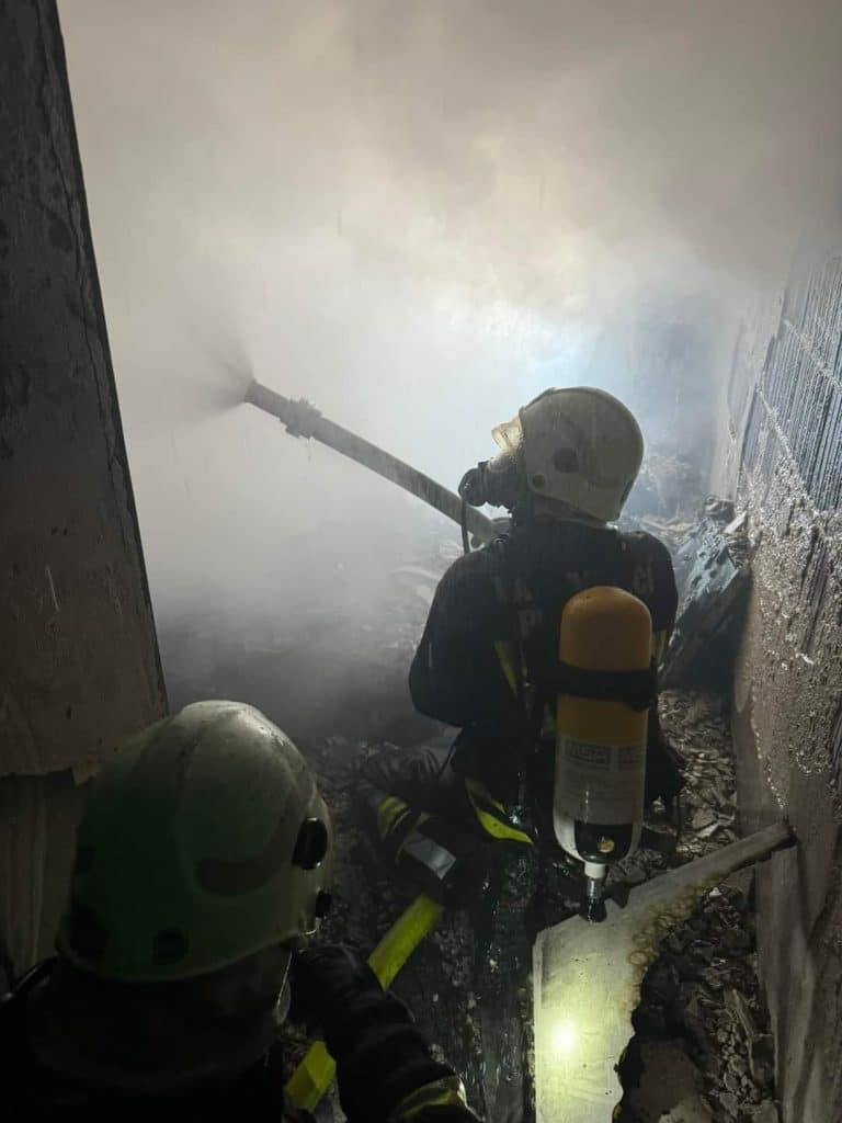 Nakon požara u zgradi u Tuzli ostalo je zgarište, vatrogasci iznemogli poslije gašenja vatre (FOTO) nakon požara u zgradi u tuzli ostalo je zgarište, vatrogasci iznemogli poslije gašenja vatre (foto)