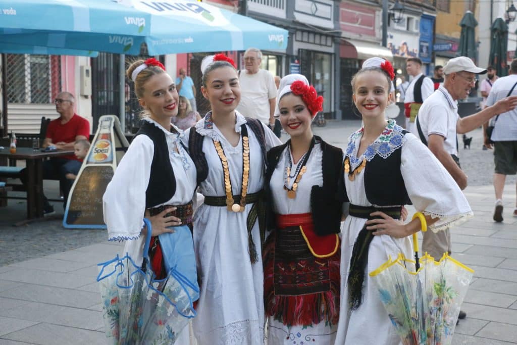 gradonačelnik lugavić prisustvovao koncertu folklornog ansambla “panonija” na trgu slobode