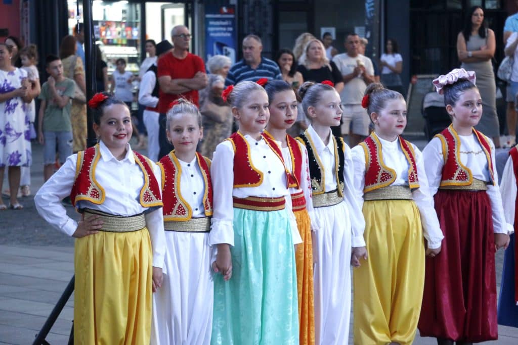 gradonačelnik lugavić prisustvovao koncertu folklornog ansambla “panonija” na trgu slobode