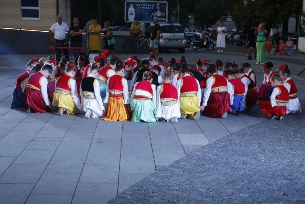 gradonačelnik lugavić prisustvovao koncertu folklornog ansambla “panonija” na trgu slobode