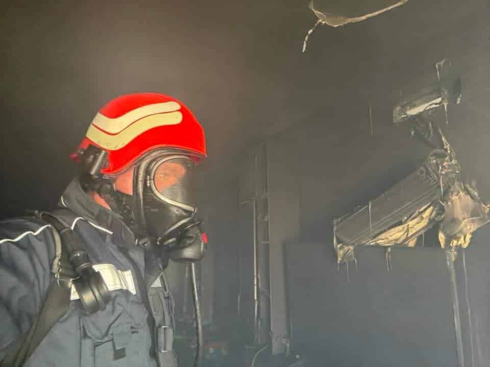 Nakon požara u zgradi u Tuzli ostalo je zgarište, vatrogasci iznemogli poslije gašenja vatre (FOTO) nakon požara u zgradi u tuzli ostalo je zgarište, vatrogasci iznemogli poslije gašenja vatre (foto)