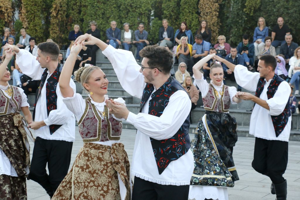 Na Trgu slobode održan koncert UKUD “Zvonko Cerić” – gradonačelniku Lugaviću uručena zahvalnica za podršku na trgu slobode održan koncert ukud “zvonko cerić” – gradonačelniku lugaviću uručena zahvalnica za podršku