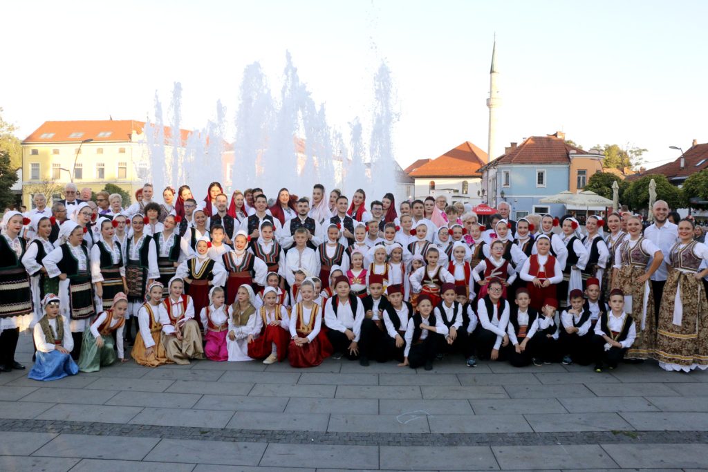 Na Trgu slobode održan koncert UKUD “Zvonko Cerić” – gradonačelniku Lugaviću uručena zahvalnica za podršku na trgu slobode održan koncert ukud “zvonko cerić” – gradonačelniku lugaviću uručena zahvalnica za podršku