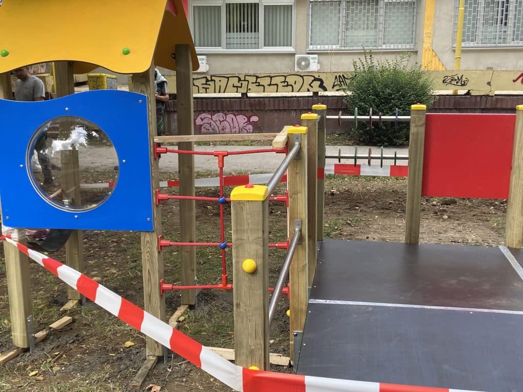 U Tuzli počeli radovi na ugradnji specijalizovane opreme na dječijim igralištima (inkluzivna oprema) u tuzli počeli radovi na ugradnji specijalizovane opreme na dječijim igralištima (inkluzivna oprema)