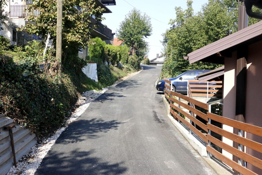 Ministar Hurtić i gradonačelnik Lugavić obišli završene infrastrukturne radove u naselju Krojčica ministar hurtić i gradonačelnik lugavić obišli završene infrastrukturne radove u naselju krojčica