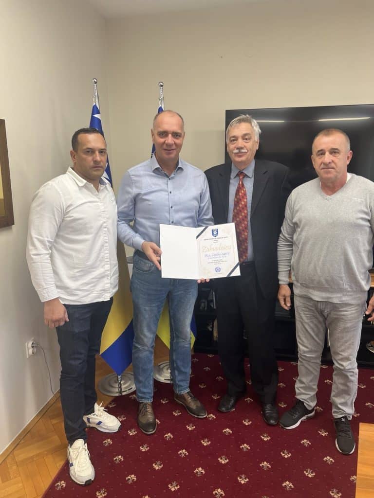 Gradonačelniku Lugaviću uručena zahvalnica za doprinos u radu Gradskog nogometnog/fudbalskog saveza Tuzla Gradonačelniku Lugaviću uručena zahvalnica za doprinos u radu Gradskog nogometnog/fudbalskog saveza Tuzla