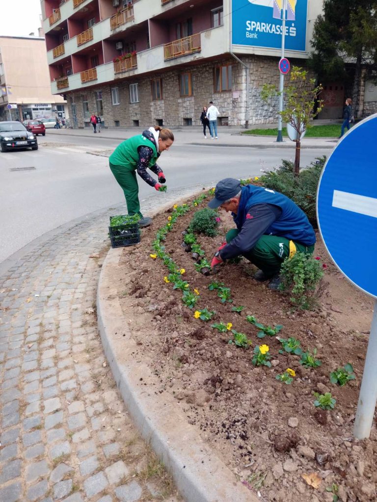 u toku radovi na jesenjem uređenju u tuzli (foto)