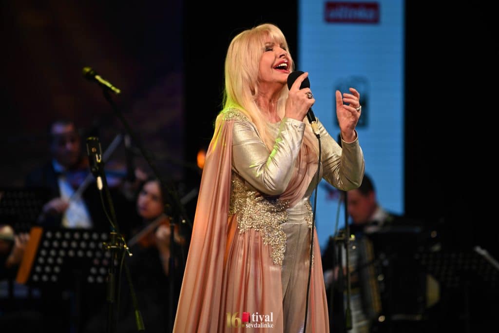 Manifestacija „Mjesec dana sevdaha u Tuzli“ završena spektakularnom revijalnom noći Festivala sevdalinke manifestacija „mjesec dana sevdaha u tuzli“ završena spektakularnom revijalnom noći festivala sevdalinke