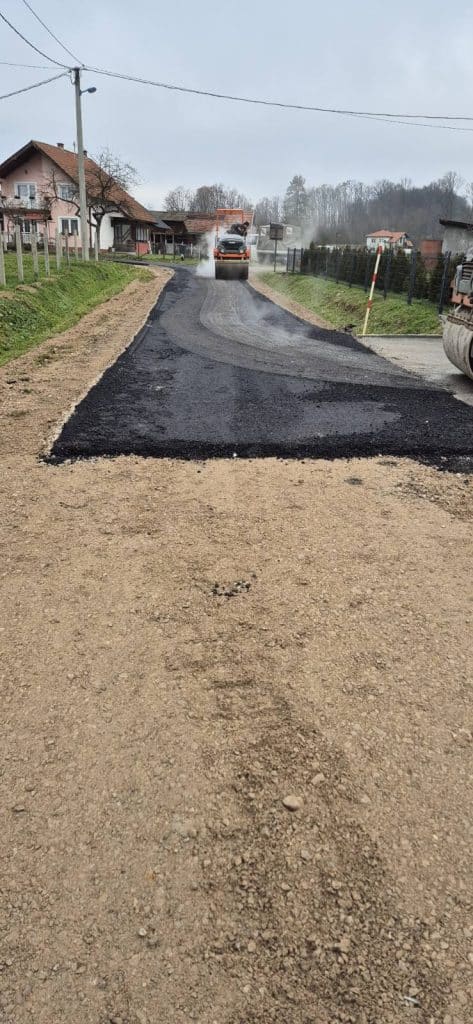 U više tuzlanskih naselja radovi na sanaciji puteva (FOTO) U više tuzlanskih naselja radovi na sanaciji puteva (FOTO)